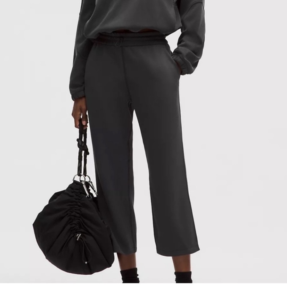Lululemon Softstreme HR Straight Leg Cropped Pants Black Size 8 Lounge